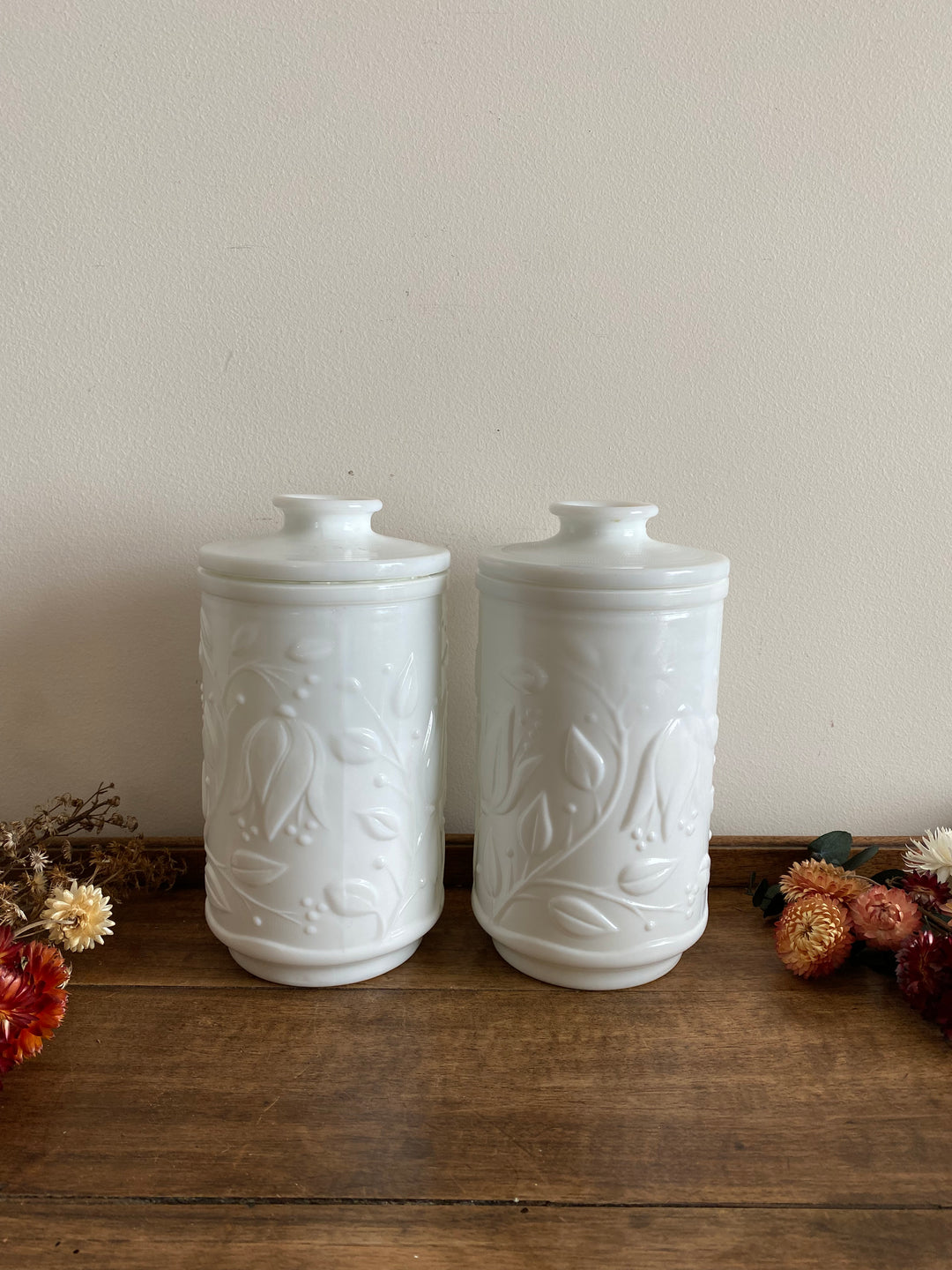 Pots en opaline blanche motifs fleurs en relief