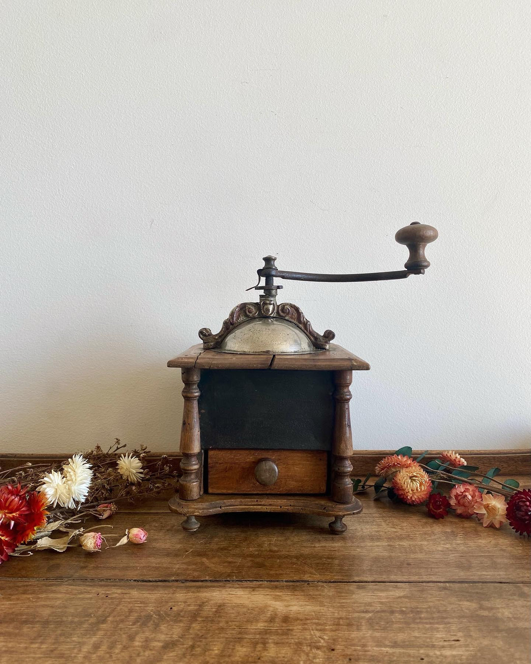 Moulin à café en bois travaillé et métal laqué