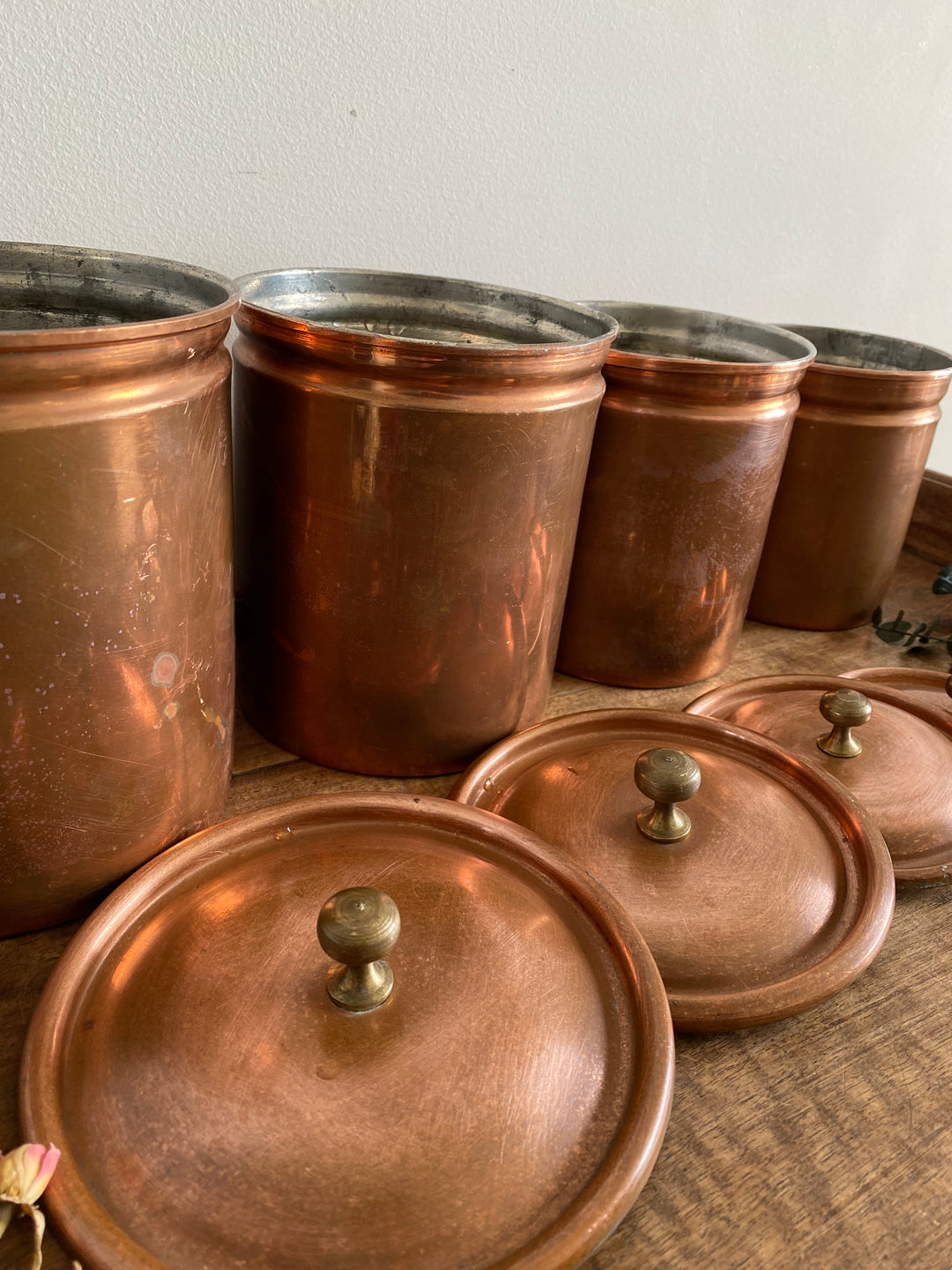 Pots en cuivre avec couvercles