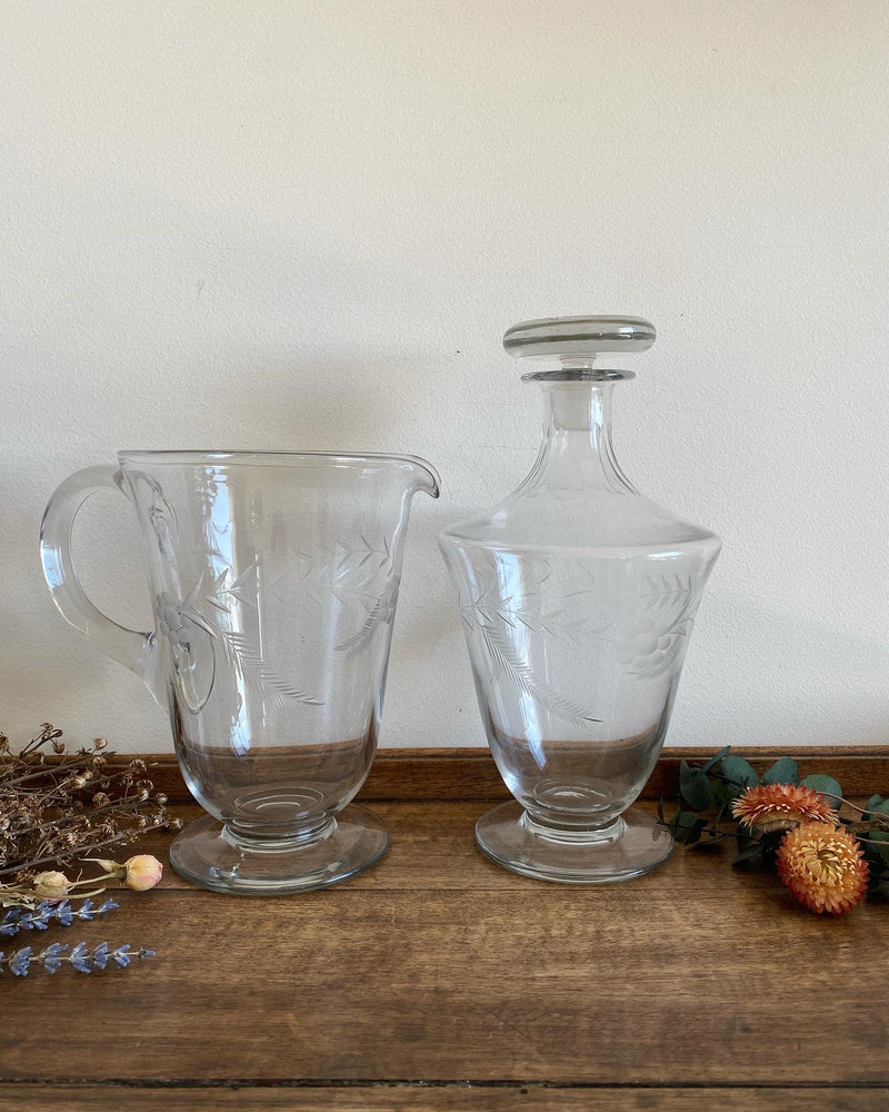 Carafe et pichet en verre travaillé assortis