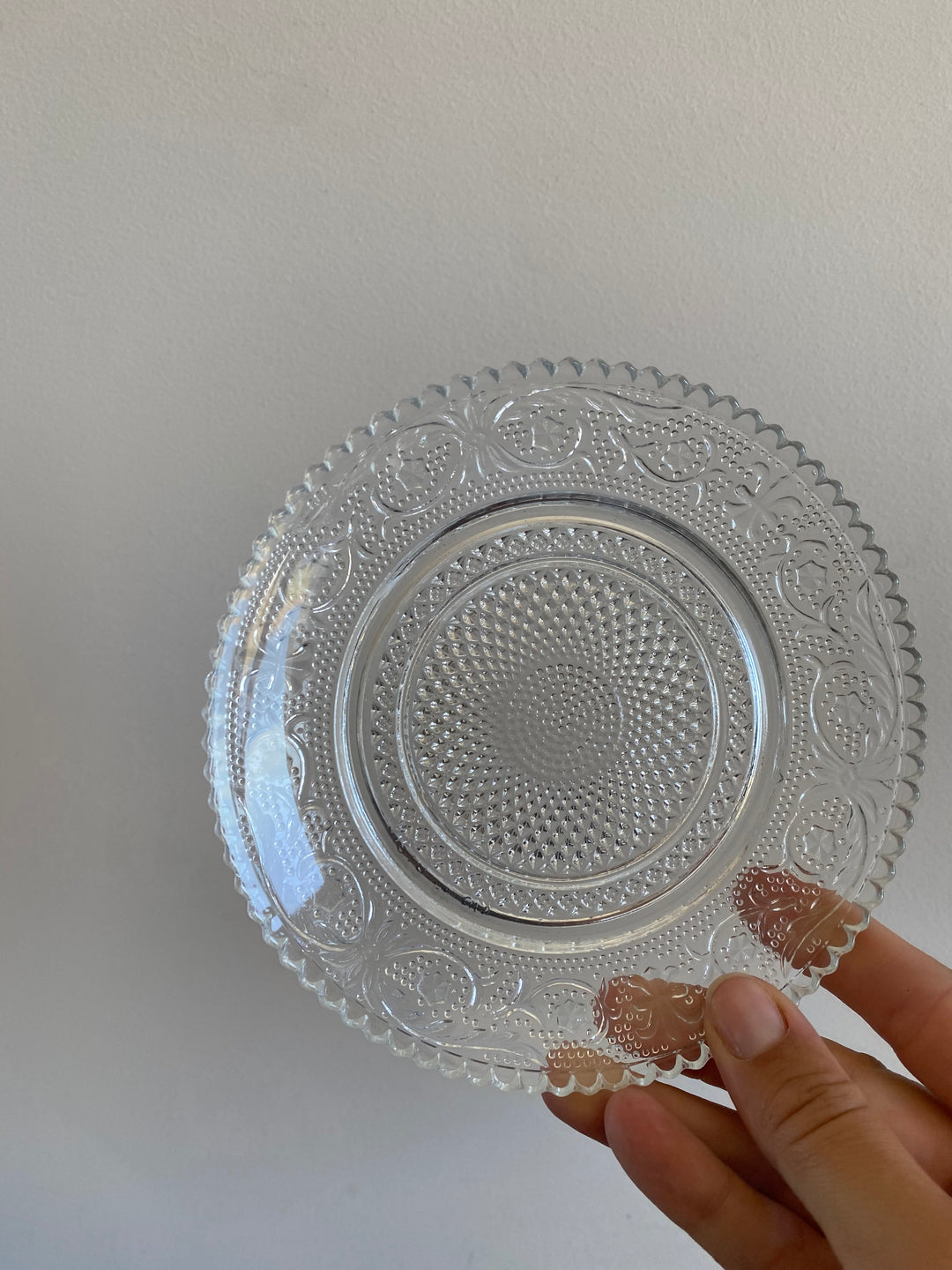 Assiettes à pain en verre travaillé