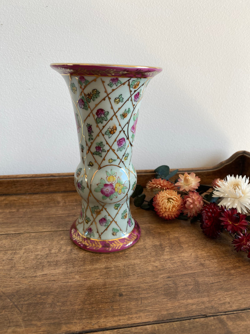 Vase en porcelaine et flacon en opaline blanche