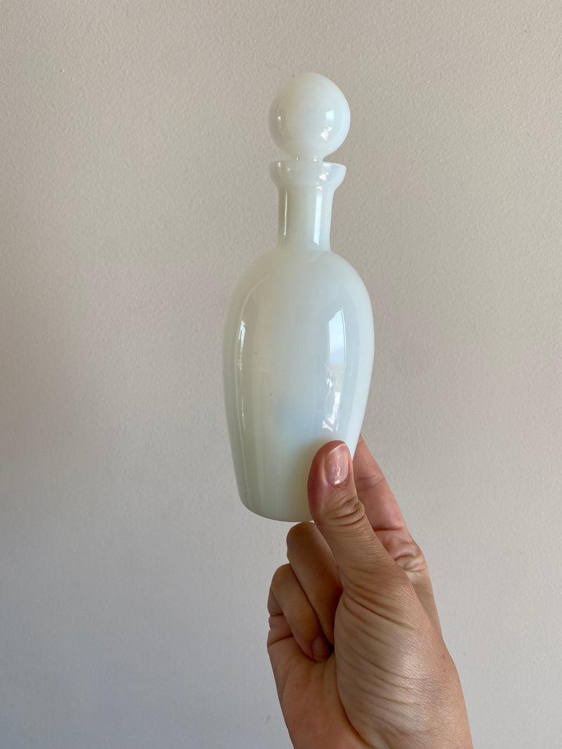 Vase en porcelaine et flacon en opaline blanche