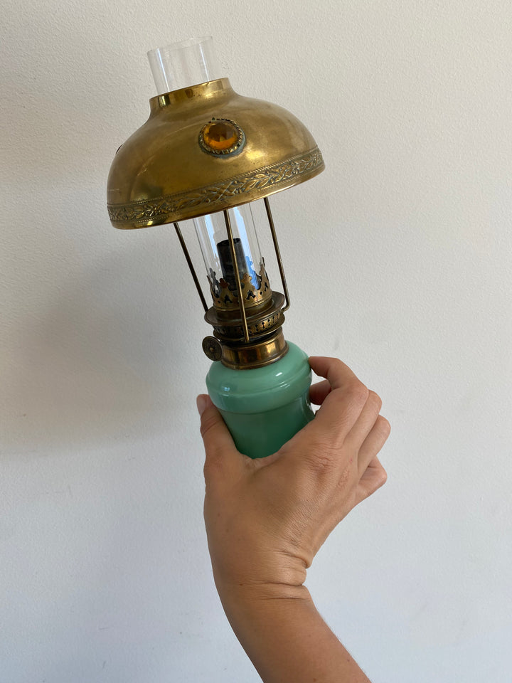 Lampe à pétrole en opaline bleue avec abat jour style parisienne