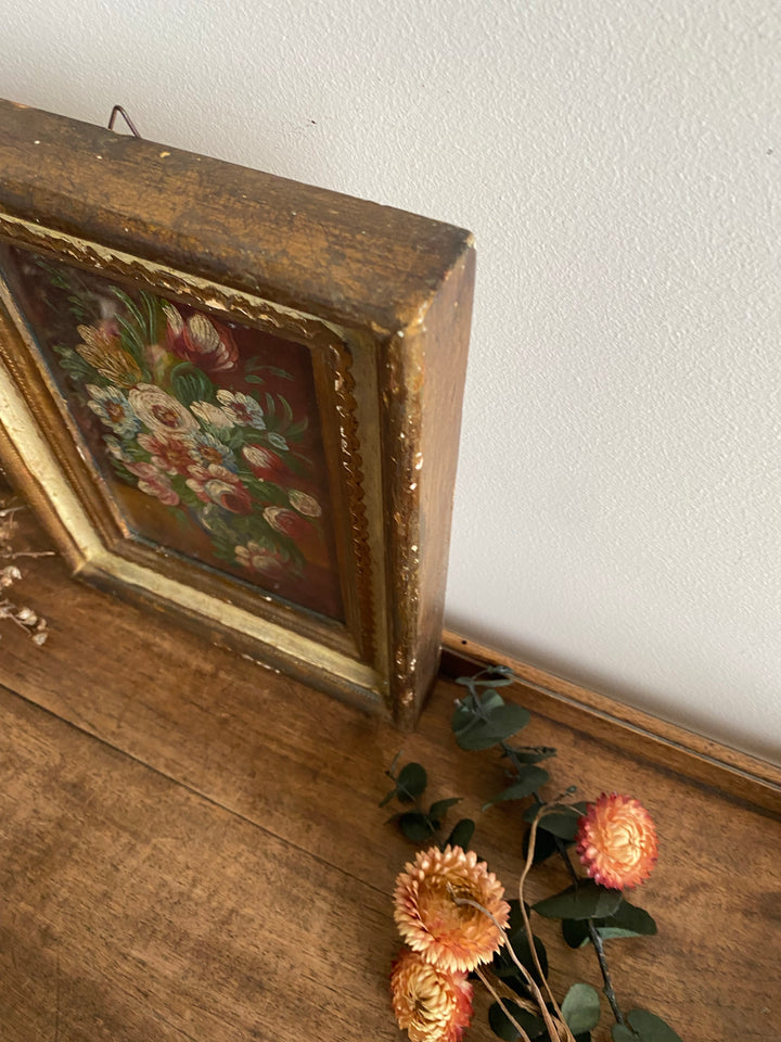 Bouquet de fleurs sur fond marron dans son cadre mordoré en bois