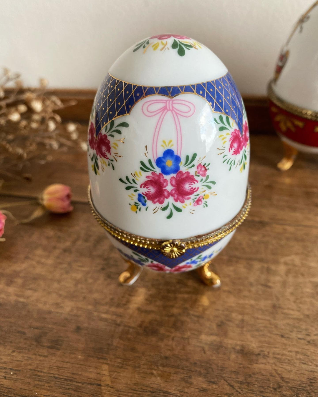 Oeufs en porcelaine style Fabergé