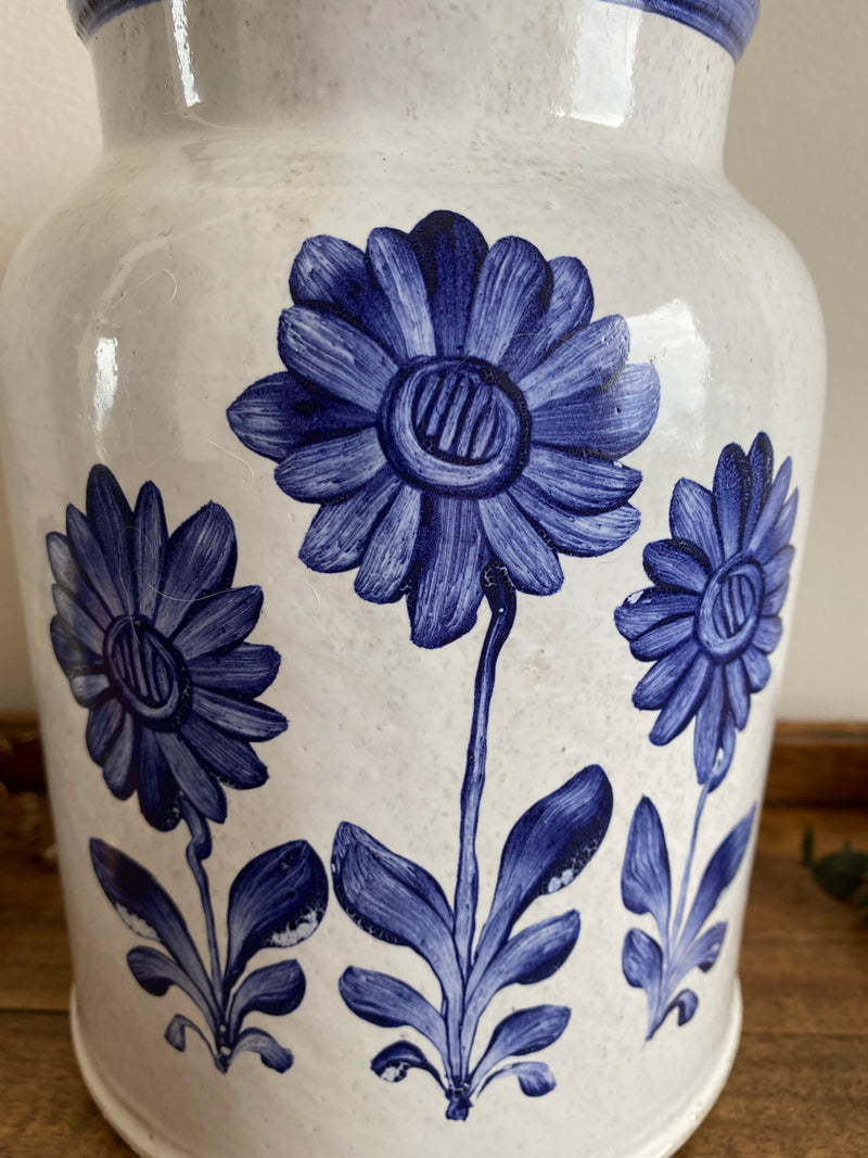 Vase en céramique fleurs bleues