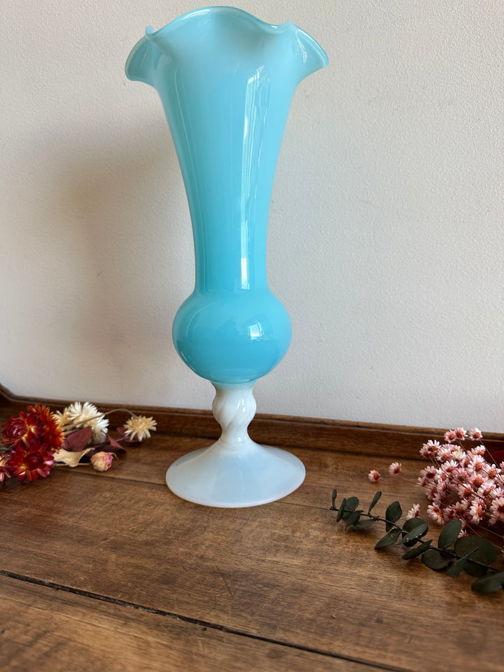 Vase en opaline bleu sur pied blanc