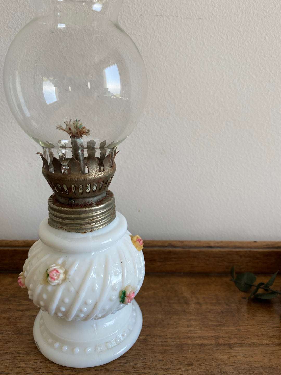 Lampe à pétrole mini avec fleurs incrustées