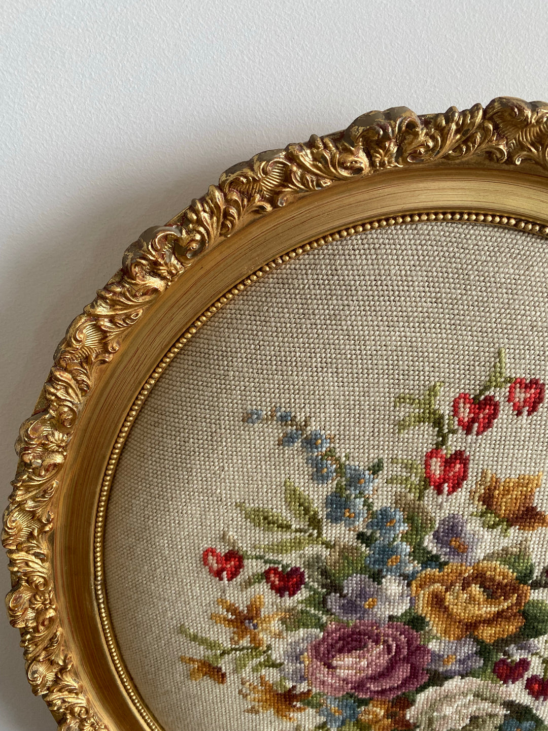 Broderie XL bouquet de fleurs dans cadre à moulures dorées