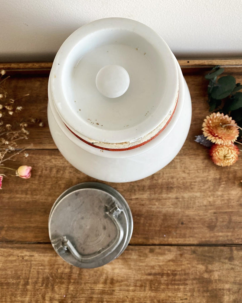 Pot à bouillon en faïence blanche et son couvercle en étain