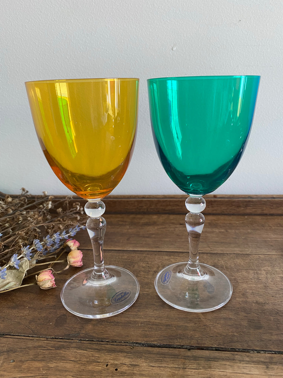 Verres à vin sur pied multicolores véritable cristallin