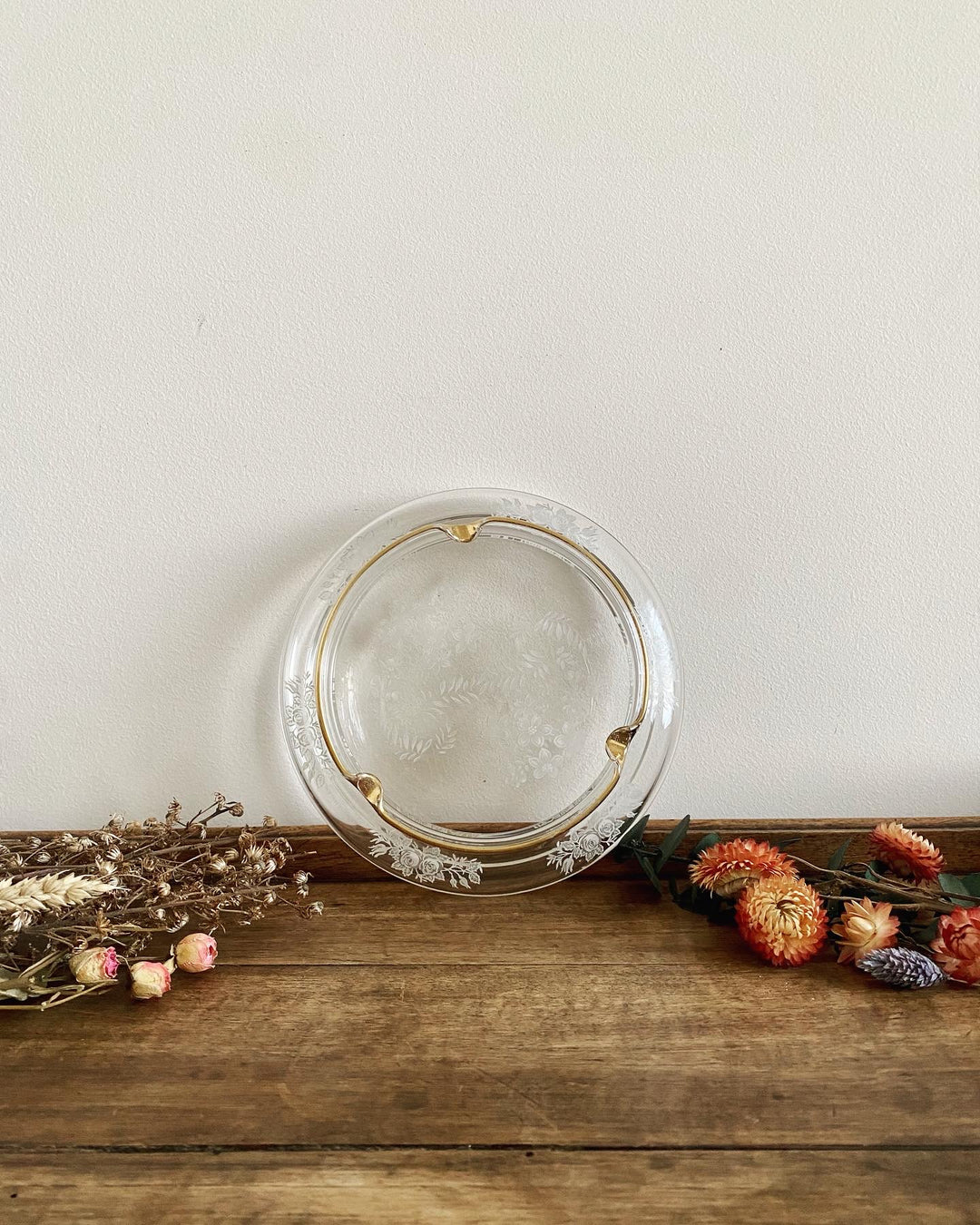 Cendrier en verre transparent avec bordure dorée