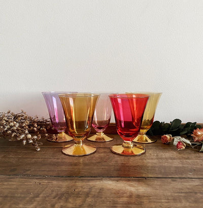 Verres à vin ou à champagne colorés sur pieds dorés