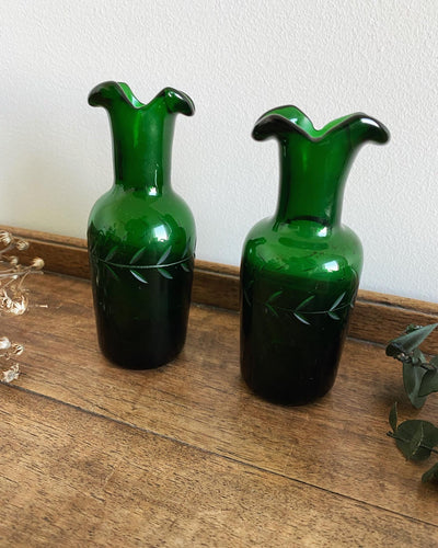 Bouteilles décoratives en verre vertes gravées